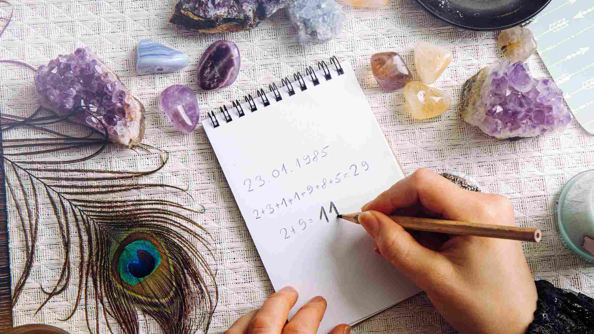 Plano cenital de mujer escribiendo y trabajando en Numerología